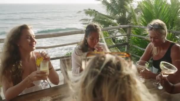 Diverse Vrouwelijke Vrienden Buitenlucht Zeezicht Praten Drinken Cocktails Multiraciale Vrolijke — Stockvideo