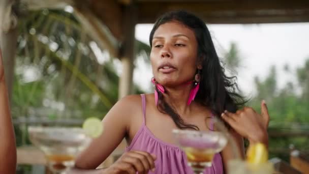 Uśmiechnięta Hinduska Kawiarni Świeżym Powietrzu Rozmawiająca Przyjaciółmi Wiatr Dmucha Jej — Wideo stockowe
