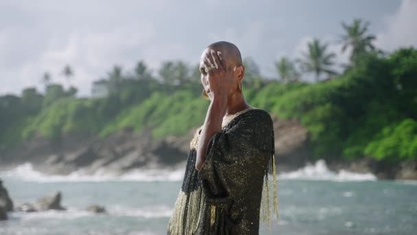 Lüks Elbiseli Yakışıklı Siyahi Adam Okyanus Manzaralı Sahilde Poz Veriyor — Stok video