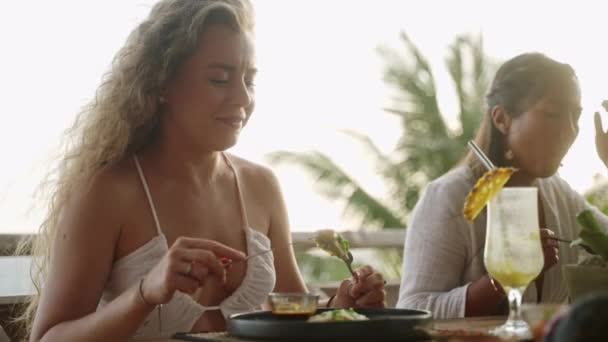 Femme Mangeant Gyoza Cuit Vapeur Restaurant Aide Une Fourchette Couteau — Video