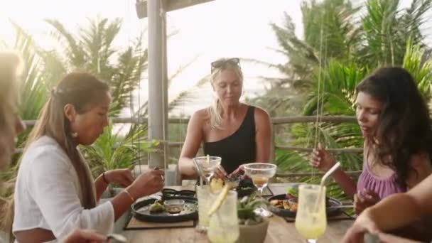 Diversas Amigas Multirraciales Compartiendo Comida Hablando Mientras Cenan Grupo Mujeres — Vídeo de stock