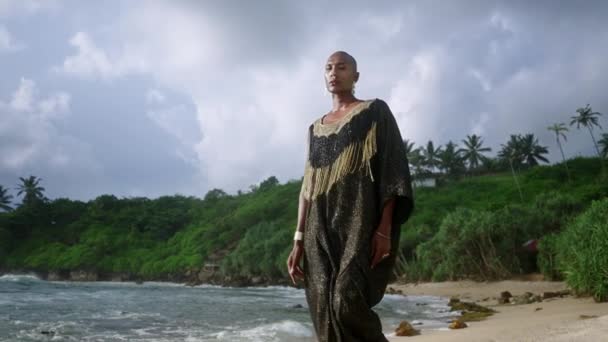 Lüks Elbiseli Androgynous Siyahi Okyanus Sahili Boyunca Ağır Ağır Yürüyor — Stok video