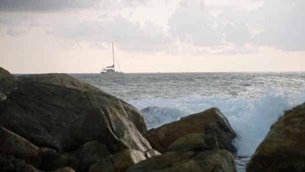 Yat Gemisi Gün Batımında Deniz Manzarası Karşısında Yelken Açıyor Dalgalar — Stok video