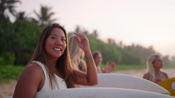 Chica Surfista Asiática Sosteniendo Tabla Surf Pie Playa Sonriendo Amanecer — Vídeos de Stock