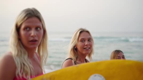 Chicas Surfistas Multirraciales Felices Caminando Por Playa Amanecer Alegres Surfistas — Vídeos de Stock