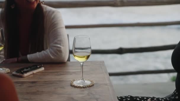 Multiraciala Kvinnliga Vänner Dricker Vin Taket Havsutsikt Restaurang Vid Solnedgången — Stockvideo