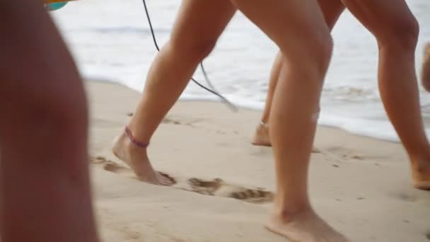 Mujeres Surfistas Piernas Caminando Largo Playa Amanecer Primer Plano Femenino — Vídeos de Stock