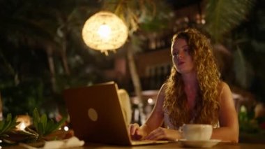 Genç bayan ödül, iyi haber ve başarı kazanacağı için çok heyecanlı. Genç beyaz kadın dizüstü bilgisayara bakarak zaferini kutluyor. Piyango ihalesini evdeki bilgisayarla kazanmak.