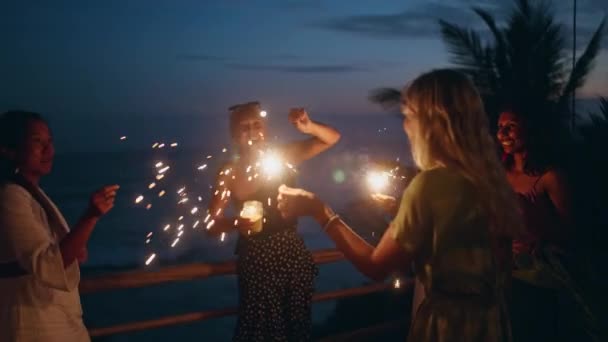 Молоді Багаторасові Жінки Весело Святкують Різдво Тропіках Морем Блискотливими Вогнями — стокове відео