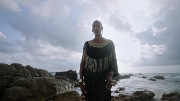 Πανέμορφος Γκέι Μαύρος Πολυτελές Φόρεμα Ποζάρει Μια Γραφική Παραλία Του — Αρχείο Βίντεο