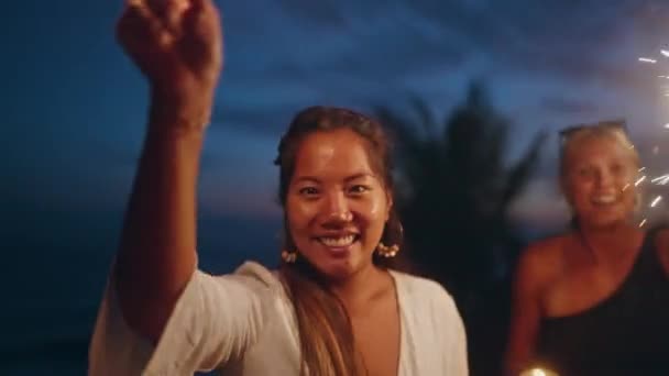 Fêmeas Diversas Dançam Riem Com Sparklers Festa Das Galinhas Tropicais — Vídeo de Stock