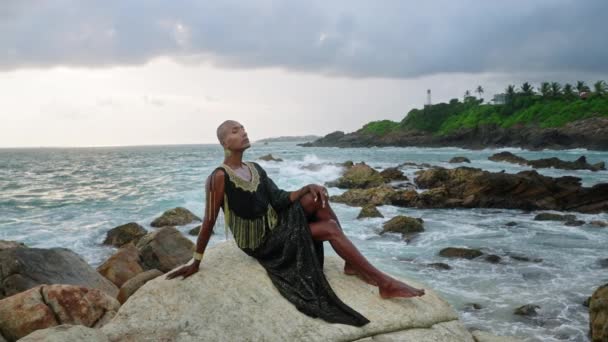 Queer Czarny Człowiek Luksusowej Sukience Ręcznie Robiona Biżuteria Pozuje Malowniczym — Wideo stockowe