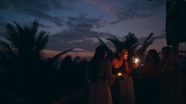Различные Женщины Танцуют Смеются Бенгальскими Огнями Приморском Девичнике Закате Молодые — стоковое видео