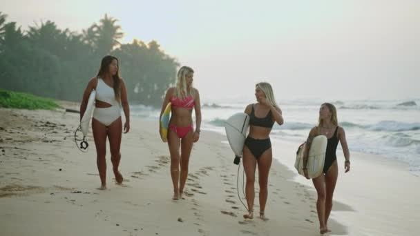 Surfisti Allegri Multietnici Che Camminano Lungo Spiaggia Portando Tavole Surf — Video Stock
