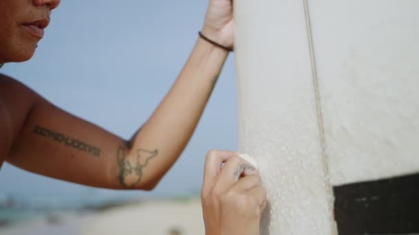 Asian Surfer Girl Rubbing Wax Surfboard Beach Preparing Session Tanned — Stock Video