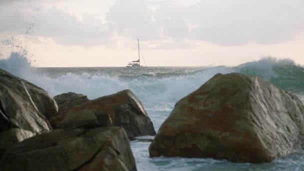 Корабель Яхті Пливе Приголомшливим Видом Море Заході Сонця Хвилі Ламаються — стокове відео