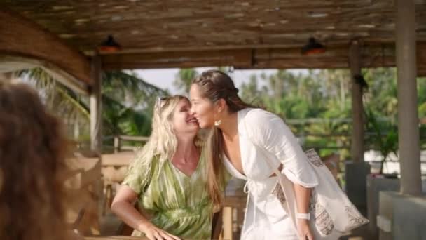 Heureuses Femmes Diverses Embrasser Saluant Ami Venant Dans Café Des — Video