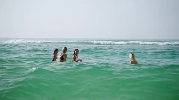 Giovani Surfiste Diverse Galleggiano Tavole Surf Cavalcano Onde Nell Oceano — Video Stock