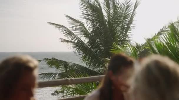 Palmen Wiegen Sich Wind Während Diverse Freundinnen Tropischen Dachrestaurant Mit — Stockvideo