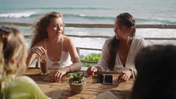 Diverse Vrouwelijke Vrienden Een Restaurant Het Dak Met Zeezicht Kletsen — Stockvideo
