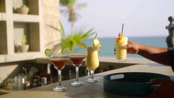 Kellnerin Einem Restaurant Mit Meerblick Stellt Cocktails Auf Tablett Weibliche — Stockvideo