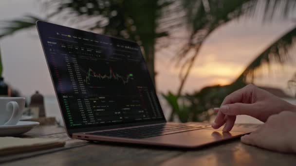 Krypto Händlerin Laptop Die Online Kerzenständer Charts Checkt Und Outdoor — Stockvideo