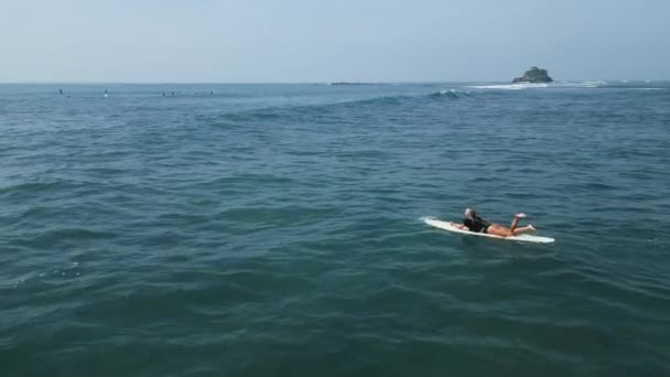 Joven Surfista Remando Sobre Tabla Surf Aguas Cristalinas Del Océano — Vídeo de stock