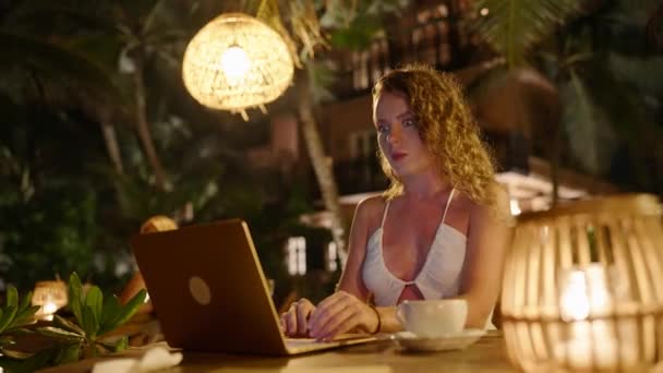 Surpreendida Jovem Olhando Para Tela Laptop Sorrindo Close Feminino Caucasiano — Vídeo de Stock