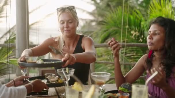 Diverse Multiraciale Vrouwelijke Vrienden Die Eten Delen Praten Tijdens Het — Stockvideo