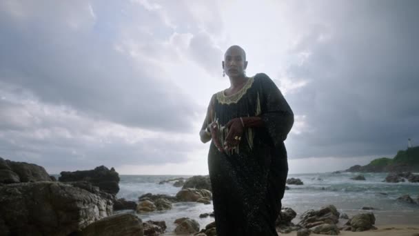 Pria Kulit Hitam Gay Dengan Gaun Mewah Berpose Pantai Berbatu — Stok Video