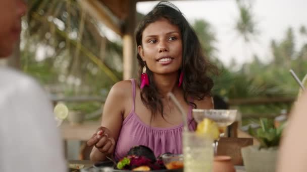 在户外海景咖啡店微笑的印度女人和她的朋友聊天 在日落时分 快乐的年轻女性在天台餐厅和女孩们讨论流言和新闻 多样性友谊概念 — 图库视频影像