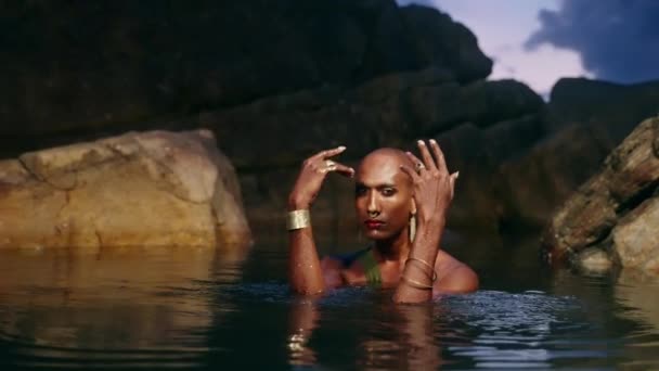 Sexo Fluido Pessoa Elegante Cor Vestido Molhado Mostra Jóias Luxo — Vídeo de Stock