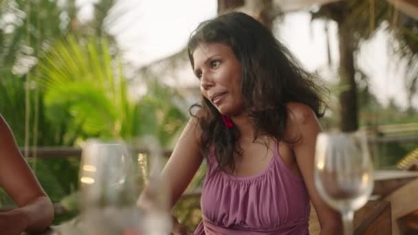 Açık Deniz Manzaralı Kafede Arkadaşlarıyla Konuşan Gülümseyen Hintli Kadın Neşeli — Stok video