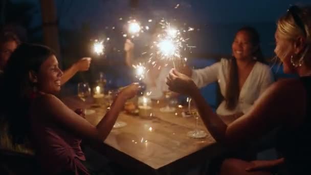 Νέοι Πολυφυλετικές Γυναίκες Sparklers Στο Τραπέζι Γιορτάζουν Χριστούγεννα Και Την — Αρχείο Βίντεο