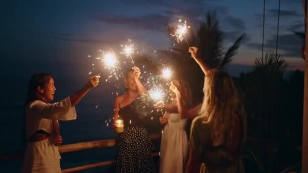 여자들은 불빛으로 지방에서 새해를 즐겁게 보낸다 독립기념일 파티에서 여성들 환호하고 — 비디오
