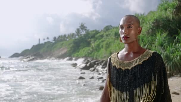 Queer Μαύρο Άτομο Πολυτελές Φόρεμα Χειροποίητα Κοσμήματα Βόλτες Στη Γραφική — Αρχείο Βίντεο