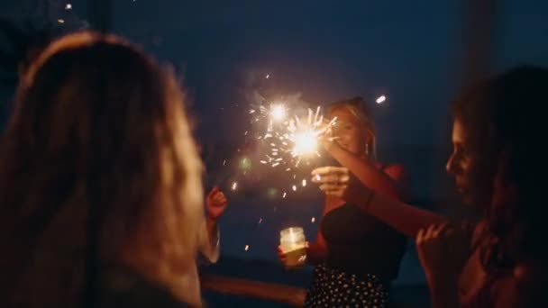 Różnorodne Kobiety Tańczą Śmieją Się Ogniem Nadmorskim Tropikalnym Wieczorze Panieńskim — Wideo stockowe