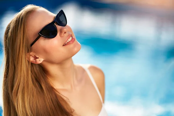 Pretty Woman Relaxing Sunbathing Swimming Pool Luxury Spa Beautiful Serene — ストック写真