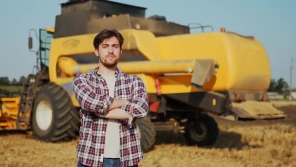 Retrato Orgulhoso Motorista Máquina Colheitadeira Com Mãos Cruzadas Peito Fazendeiro — Vídeo de Stock