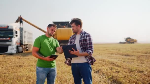 Çiftçiler Buğday Tarlasında Duruyor Tartışıyorlar Tarım Uzmanı Dokunmatik Tabletli Lojistik — Stok video