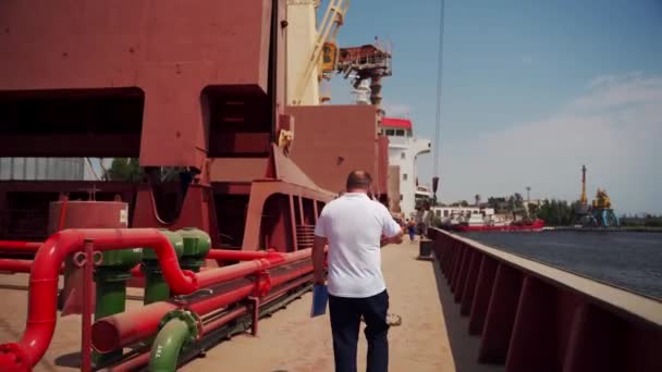 2021 09ウクライナのマリウポリ Ukrtransagro Llc 海運代理店は ばら積み船を歩き 海上港で荷役を検査します 高速船はフェイスマスクで貨物船に行きます 世界貿易輸送の概念 — ストック動画