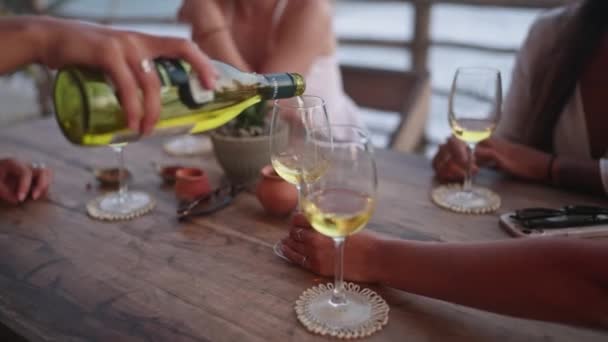 Kobieta Wypełnia Szklanki Swoich Przyjaciół Nalewając Białe Wino Restauracji Widokiem — Wideo stockowe