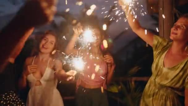 Young Multiracial Women Have Fun Celebrate New Year Tropics Sea — Stock Video