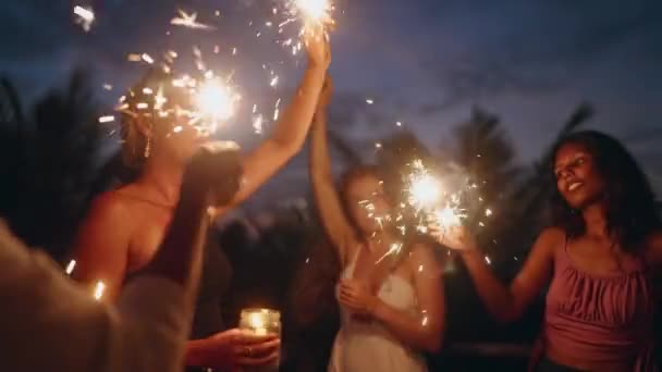 Jóvenes Hembras Multirraciales Divierten Celebran Navidad Los Trópicos Por Mar — Vídeo de stock
