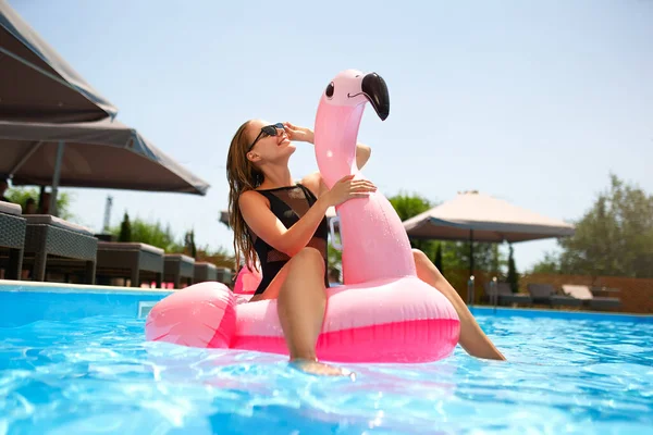 Hot Slim Woman Having Fun Laughing Inflatable Pink Flamingo Float — Stock Fotó