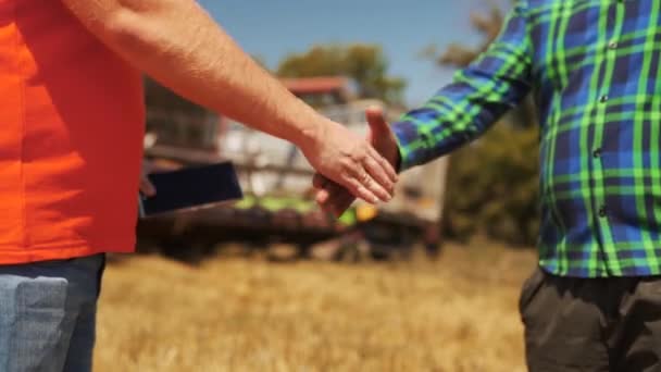 Landwirt Und Agronom Beim Händeschütteln Weizenfeld Nach Der Einigung Vertragskonzept — Stockvideo