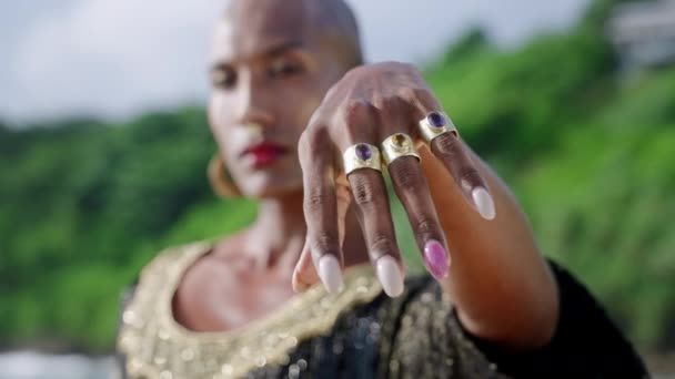 Androgynous Osoba Koloru Wyciąga Rękę Luksusowych Butikowych Mosiądzu Biżuteria Plaży — Wideo stockowe