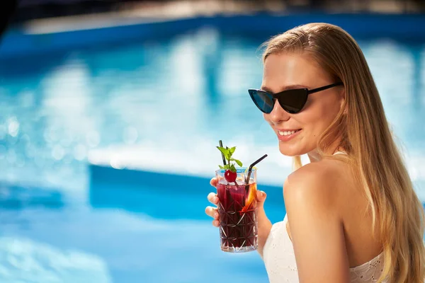 Blonde Woman Drinks Refreshing Cocktail Sunbathing Sitting Swimming Pool Tropical — ストック写真