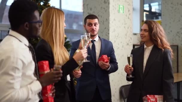 Multiethnic Corporate Workers Celebrate Christmas Party Clinking Toasting Glasses Next — 비디오