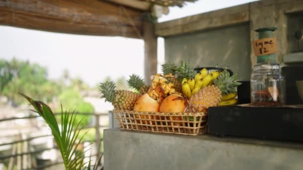Dışardaki Bir Kafenin Tezgahında Egzotik Meyveler Olan Sepet Taze Meyve — Stok video